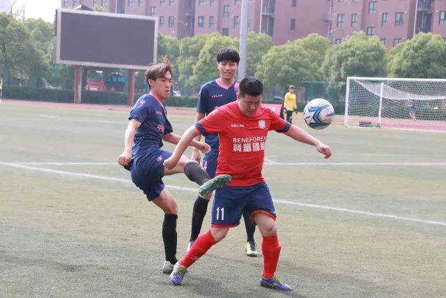 山东男篮艰难取得首胜，球迷对几名球员表现不满